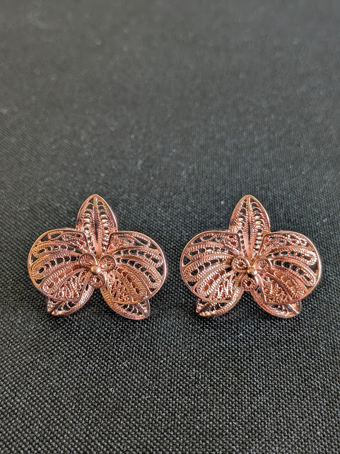 Rose Gold Orchid Flower Stud Earrings - Imagen 3