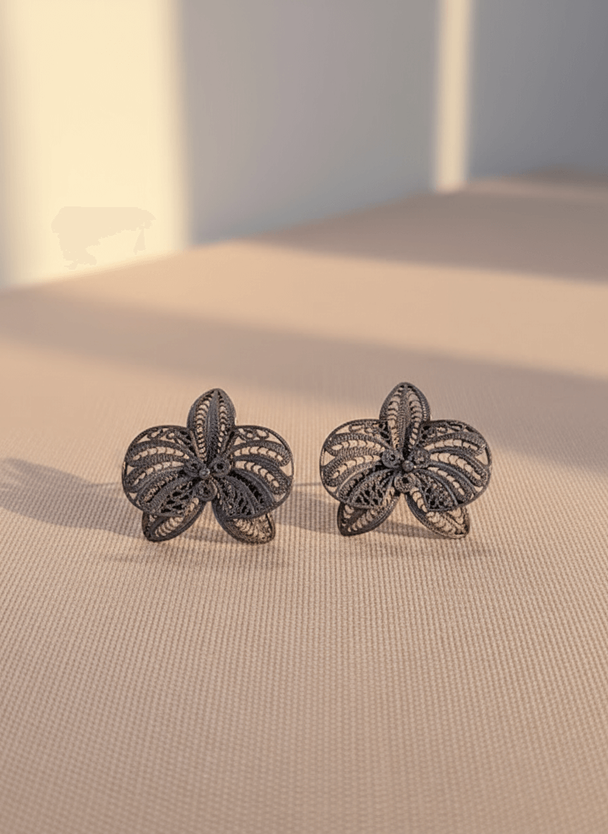 Black Orchid Flower Stud Earrings - Imagen 2
