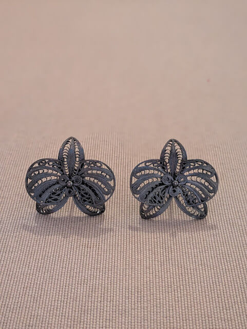 Black Orchid Flower Stud Earrings - Imagen 3