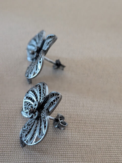 Black Orchid Flower Stud Earrings - Imagen 4